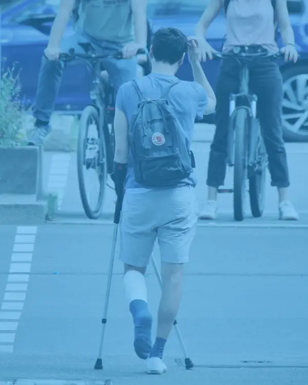 Injured person on crutches with a cast on their leg. Uplift Legal Funding provides personal injury loans in California.